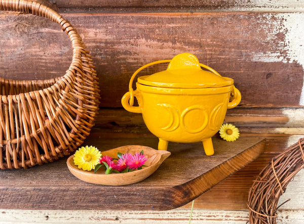 Yellow triple moon cauldron set