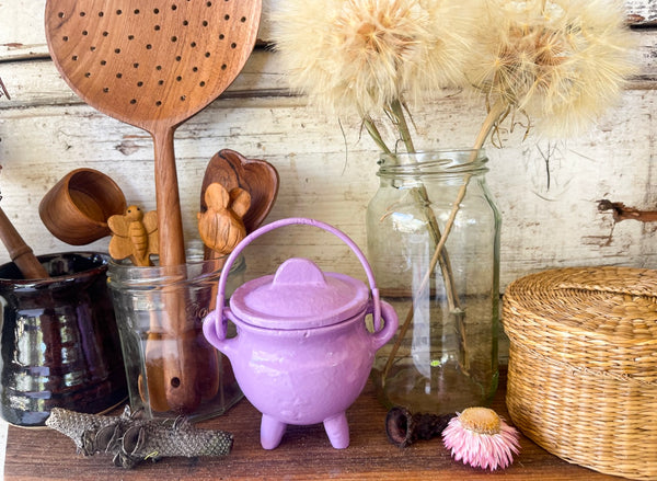 Small plain lavender cauldron with lid