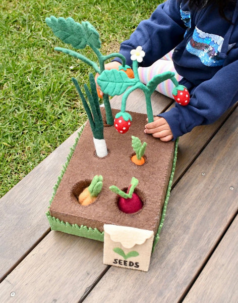 GROW YOUR OWN GARDEN - FELT PLANTER BOX WITH SPROUTS AND VEGETABLES