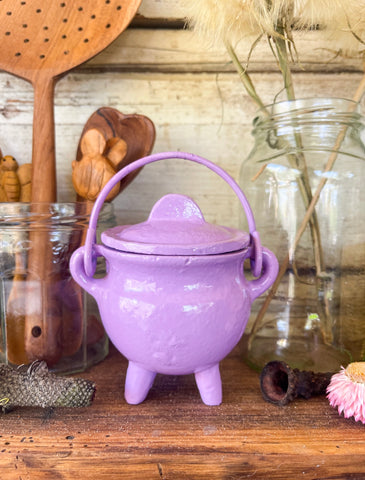 Small plain lavender cauldron with lid