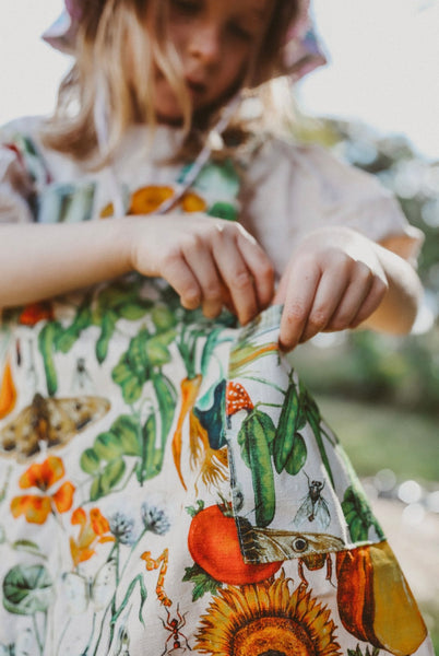 Linen Apron Kids - In the patch