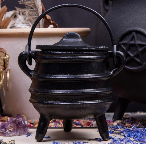 Rimmed cauldron