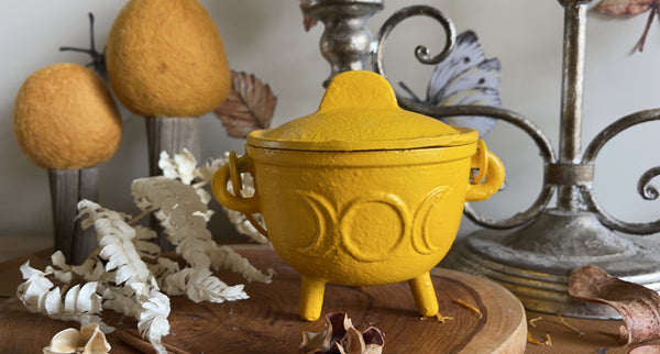 Yellow triple moon cauldron set
