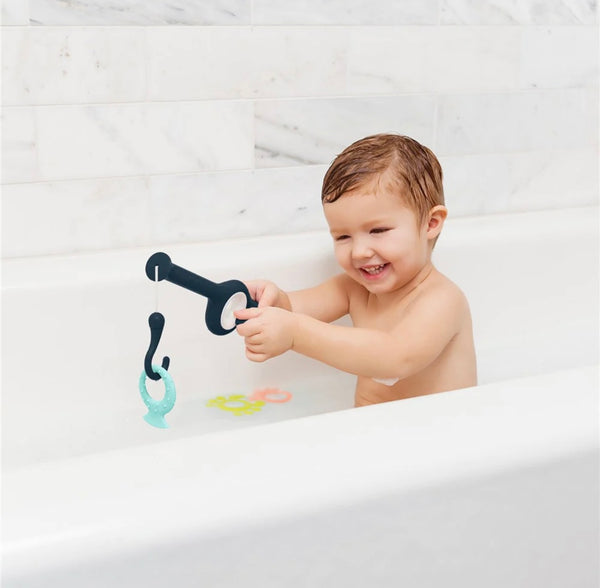 Cast fishing pole bath toy