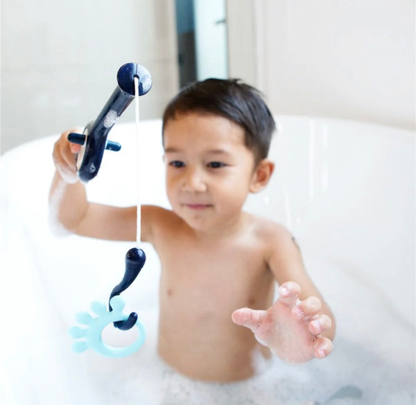 Cast fishing pole bath toy