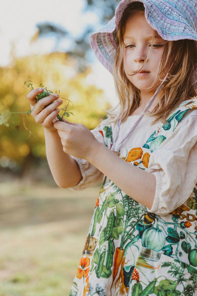 Linen Apron Kids - In the patch