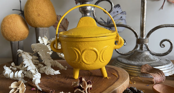 Yellow triple moon cauldron set