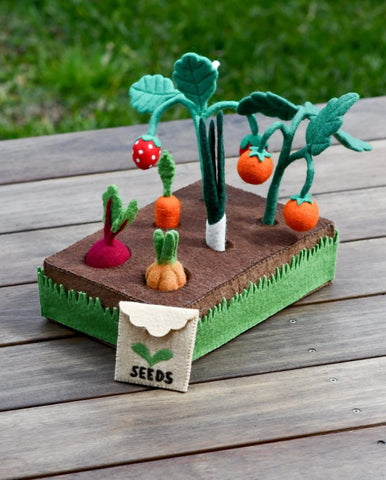 GROW YOUR OWN GARDEN - FELT PLANTER BOX WITH SPROUTS AND VEGETABLES