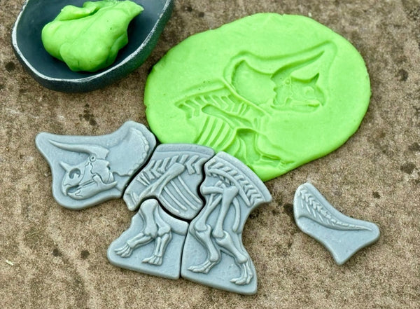 Dig and Discover – Triceratops & Spinosaurus