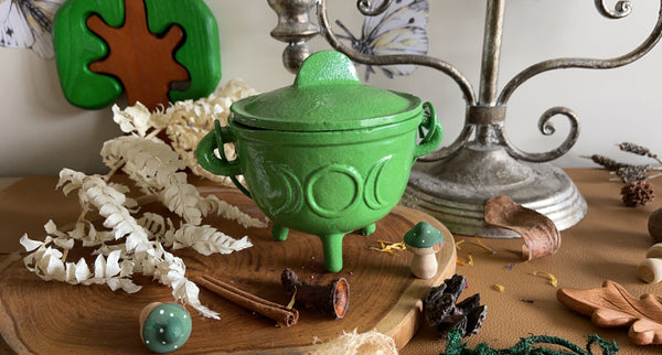 Green triple moon cauldron set
